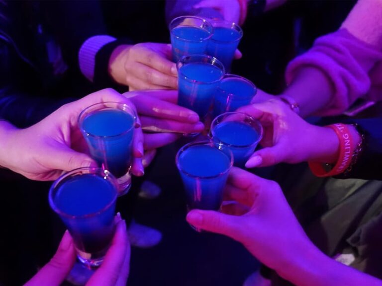 Berlin: Private pub crawl with insider-guide & free shots