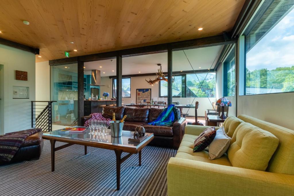 Gustavs Hideaway by H2 Life Review