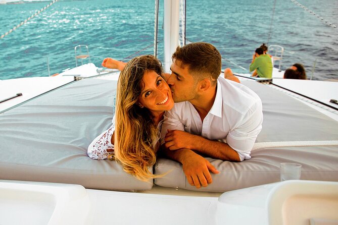 Luxury Sunset Sailing Cruise in Cancun with Light Dinner and Open Bar
