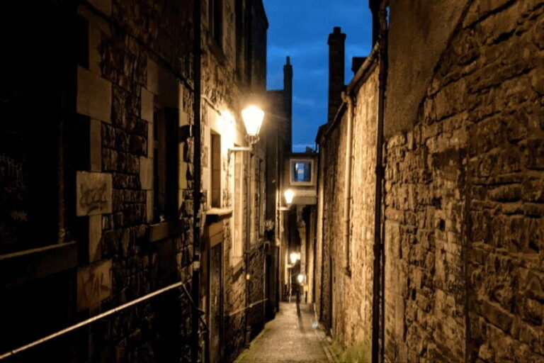 Dark Stories of Edinburgh: walking tour in French - What’s Included and What’s Not