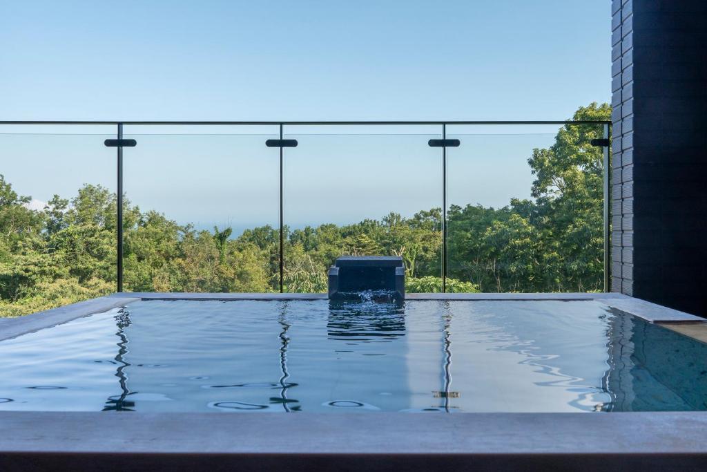 Family, Red Giant, Welcome to the Cozy Inn “Oko-Sama” Review